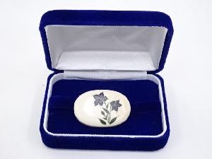 光銘入　本象牙製　百合蒔絵帯留　□z